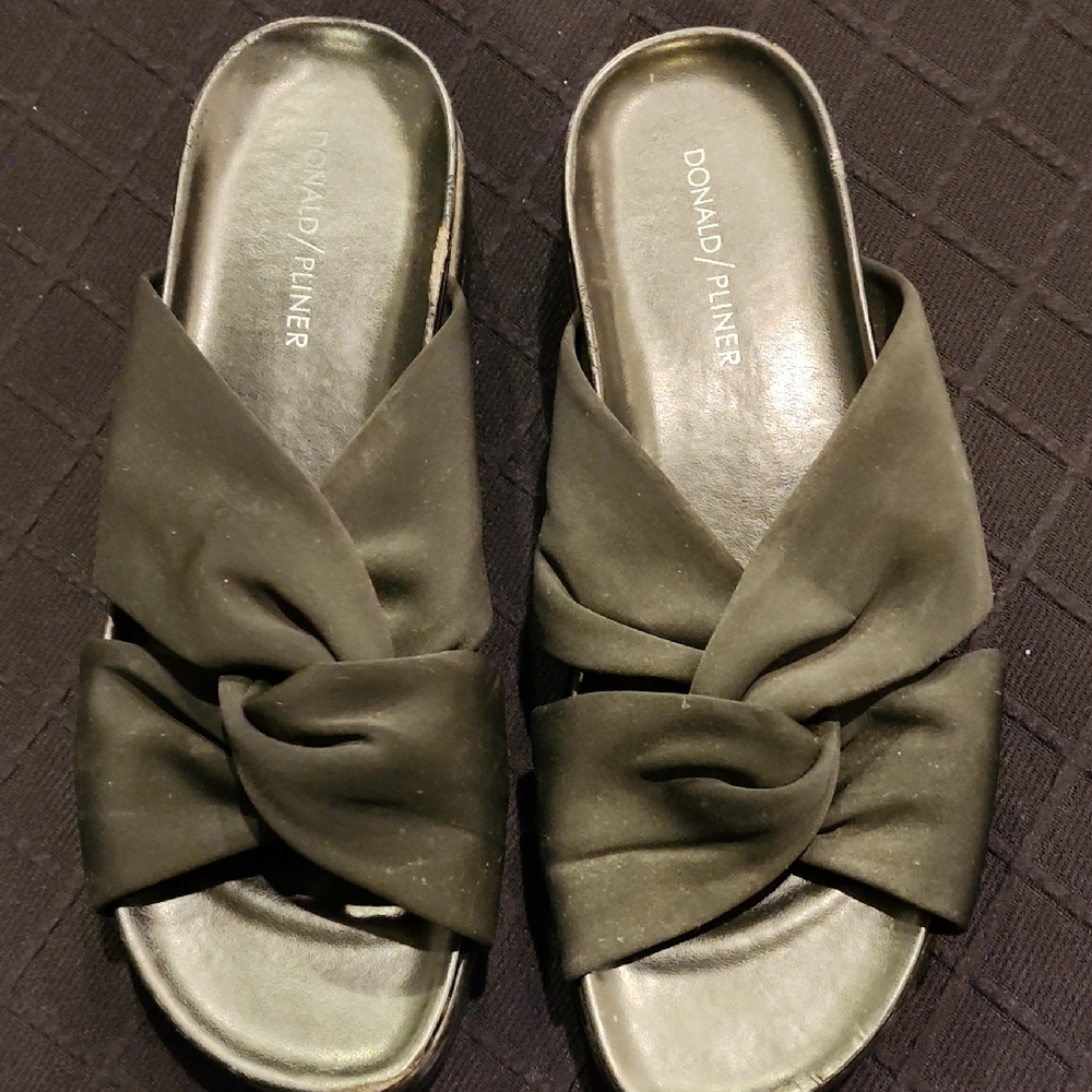 Donald J. Pliner Black Sandals with Open Toe Design